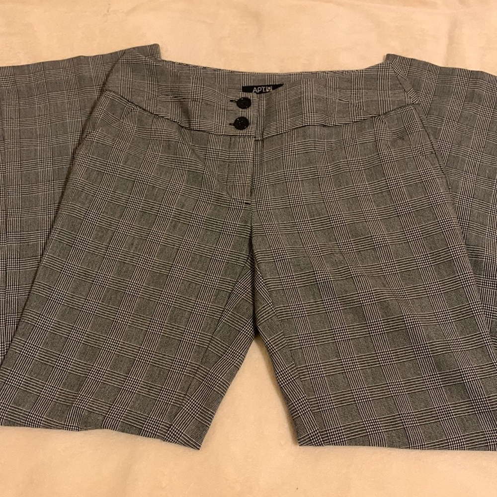 APT.9 dress pants, size:4, in very good condition.